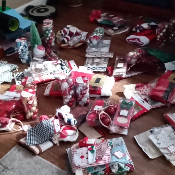 ☃️Christmas Bundles ( Price is for 1 Bundle) Lot#3 - Picture 1 of 8